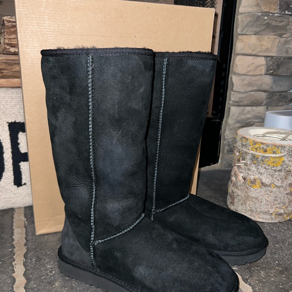 UGG 
CLASSIC TALL BOOTS
100% AUTHENTIC